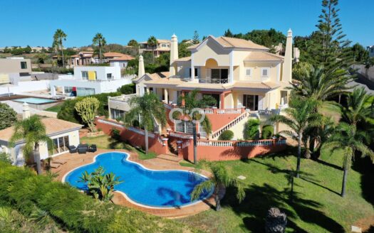 Excellent 5 bedroom villa situated in a unique residential position