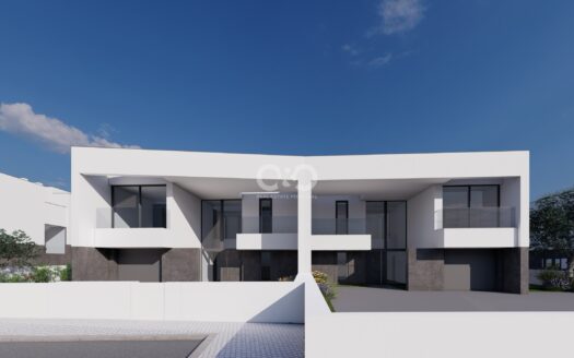 Moradia contemporânea frente mar com piscina em construção.