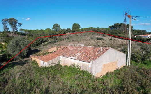 2.2 hectare farm located in a quiet area close to the beautiful villages of São Teotónio