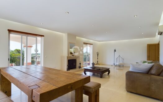 Four bedroom vila with pool and cottage in Funchal ridge.