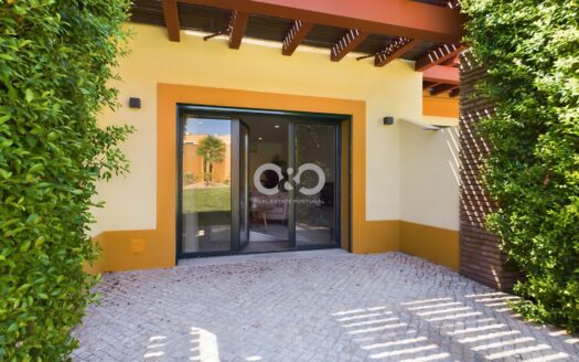 Spacious townhouse set in a gated condominium with pool and gardens-Praia da Luz