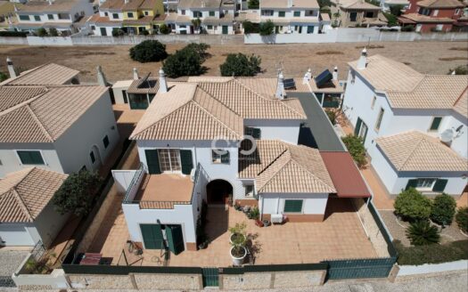 3+1 Bedroom Single-Family House near Porto de Mós