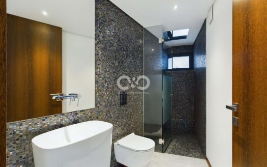 Moradia contemporânea com piscina.