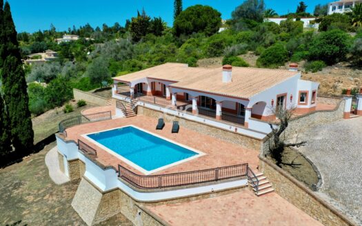 Four bedroom vila with pool and cottage in Funchal ridge.