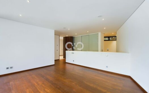 Moradia contemporânea com piscina.