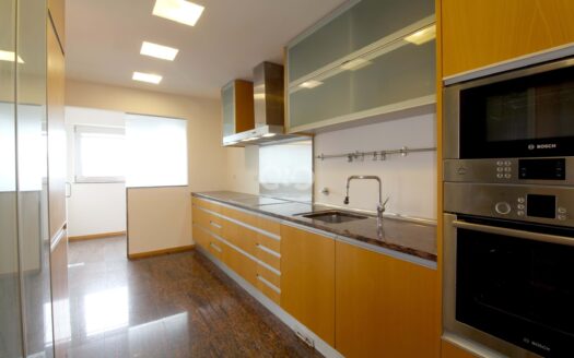 Modern 3 bedroom apartment – Porto Combatentes Av.