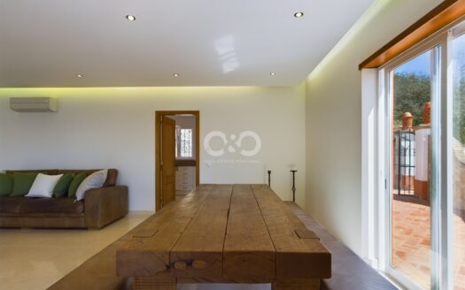 Four bedroom vila with pool and cottage in Funchal ridge.