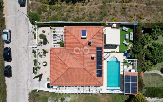 BONITA MORADIA ISOLADA COM PISCINA