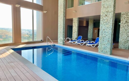 Apartamento de cobertura de luxo com terraço privativo.