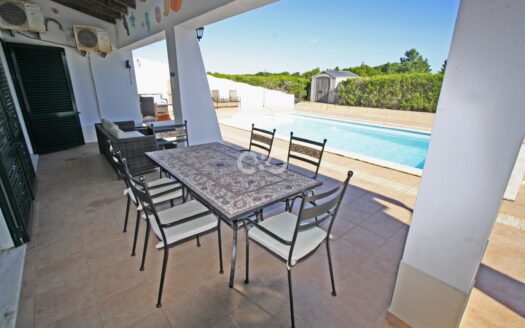LINDA MORADIA DE TRÊS QUARTOS COM PISCINA, VALE DA TELHA