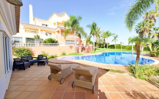 Excellent 5 bedroom villa situated in a unique residential position