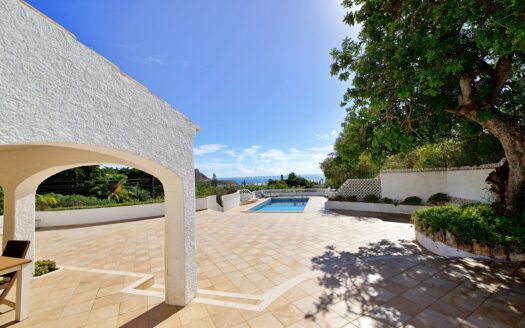 Propriedade excepcionalmente única com vista para o mar e anexo contemporâneo de 130m2