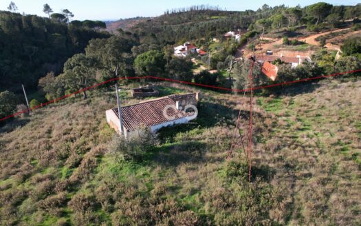2.2 hectare farm located in a quiet area close to the beautiful villages of São Teotónio