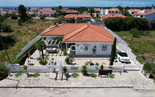 BONITA MORADIA ISOLADA COM PISCINA