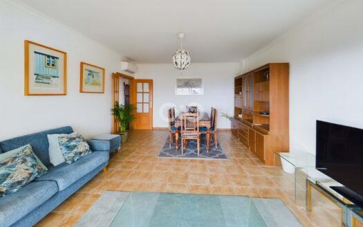 Exceptional apartment in a private condominium / stunning views / close proximity to all the Amenities