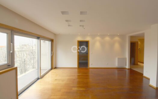 Modern 3 bedroom apartment – Porto Combatentes Av.