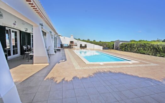 LINDA MORADIA DE TRÊS QUARTOS COM PISCINA, VALE DA TELHA