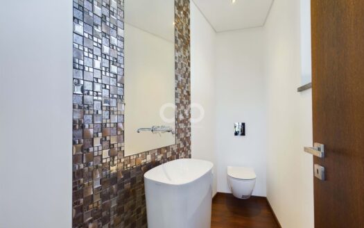Moradia contemporânea com piscina.