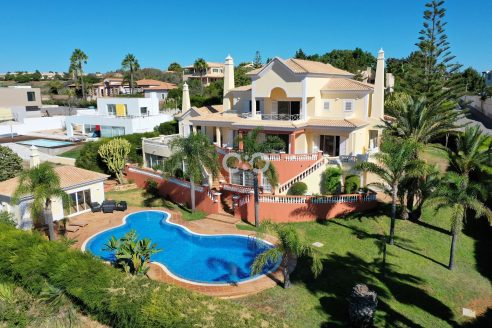 Excellent 5 bedroom villa situated in a unique residential position