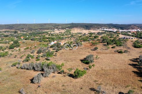 Rustic plot in Barao Sao Joao with 1 hectare.