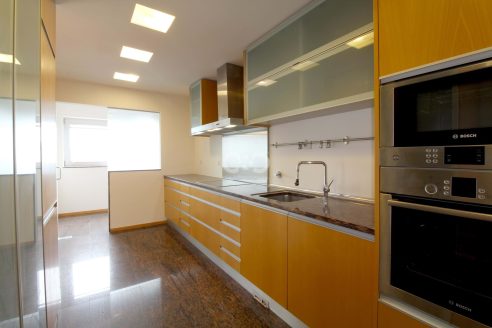 Modern 3 bedroom apartment – Porto Combatentes Av.