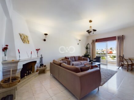 T2 in Torraltinha with 3 balconies and partial sea view
