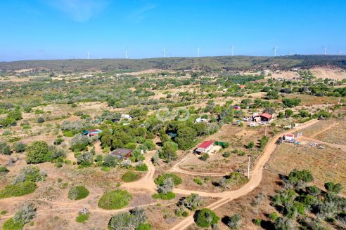 Rustic plot in Barao Sao Joao with 1 hectare.
