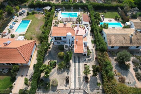 BONITA MORADIA T4 COM PISCINA EM VALE DA TELHA