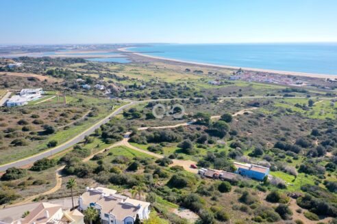 Terreno único com vista mar e Palmares golfe a poucos metros da Meia praia.