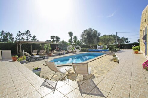 ESPAÇOSA MORADIA T3 COM PISCINA E ANEXO