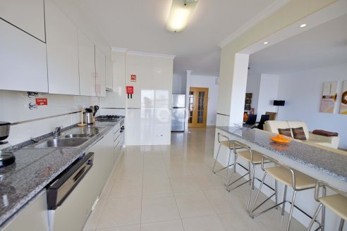 Spectacular 3 bedroom in condominium with pool and parking in the center of Lagos