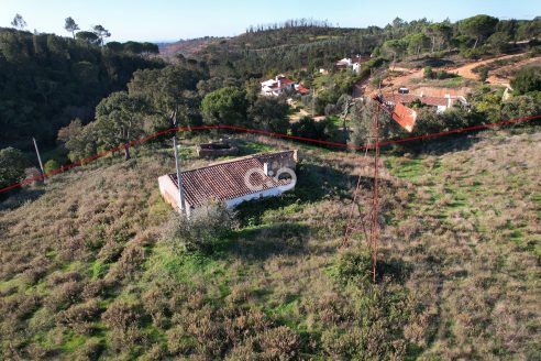2.2 hectare farm located in a quiet area close to the beautiful villages of São Teotónio