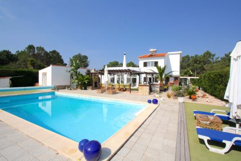 BONITA MORADIA T4 COM PISCINA EM VALE DA TELHA