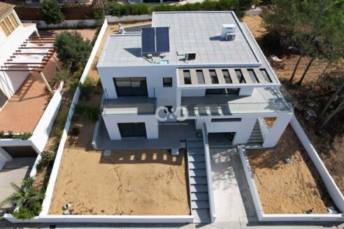 MORADIA CONTEMPORÂNEA DE 4 QUARTOS RECÉM-CONCLUÍDA