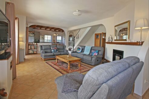 ESPAÇOSA MORADIA T3 COM PISCINA E ANEXO