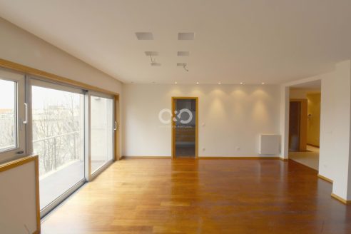 Modern 3 bedroom apartment – Porto Combatentes Av.