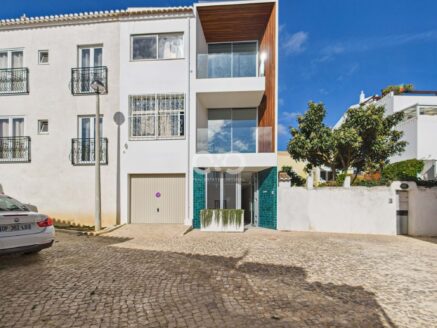 Newly built contemporary townhouse in Luz.