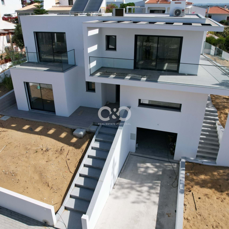 MODERNE, NEU FERTIGGESTELLTE VILLA MIT 4 SCHLAFZIMMERN