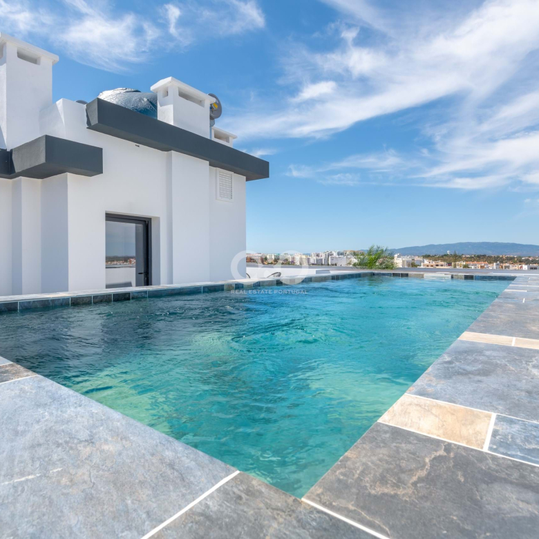 Appartement de 3 chambres en copropriété avec piscine.