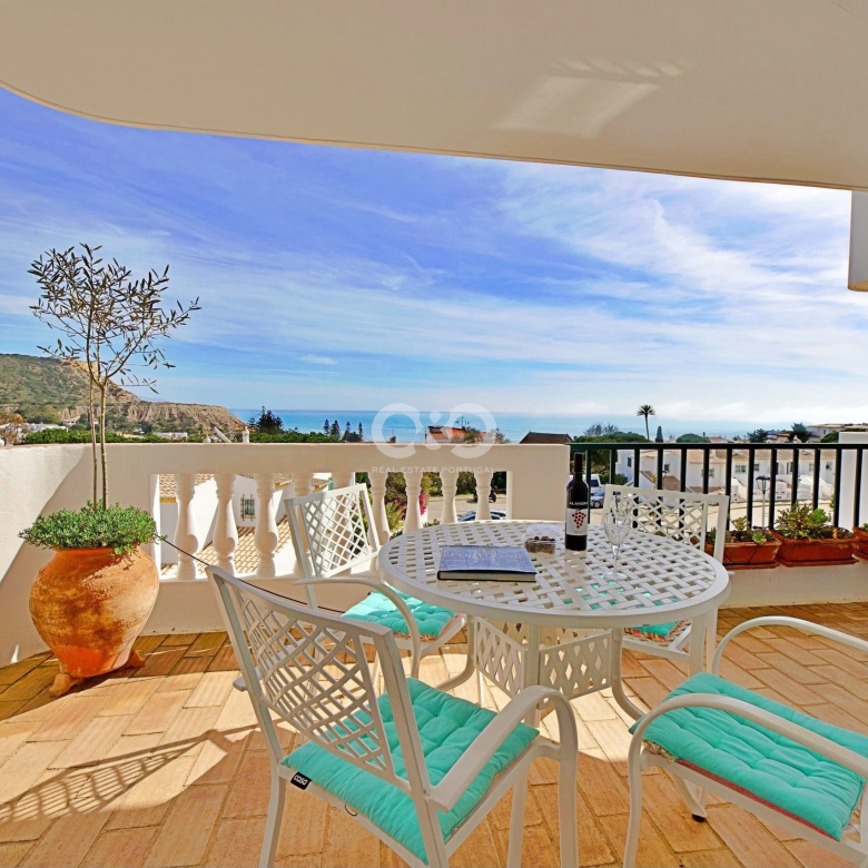 APARTAMENTO DE 2 DORMITORIOS CON VISTAS AL MAR Y PLAZA DE APARCAMIENTO PRIVADO