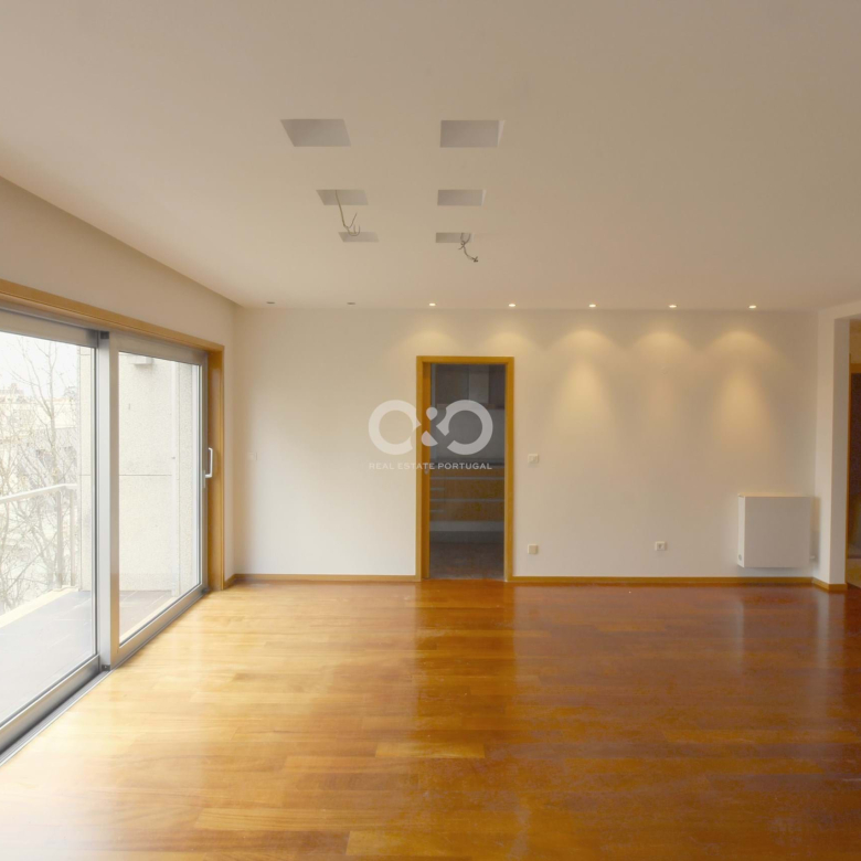 Moderno apartamento T3 –   Porto Av.  Combatentes