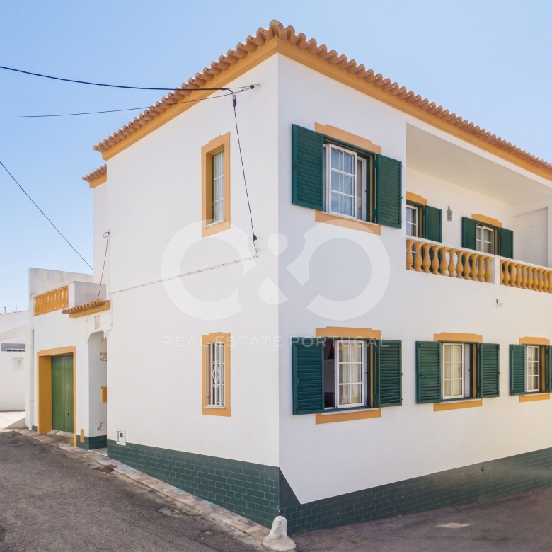 Charming Traditional 4-Bedroom Villa in Espiche – Lagos